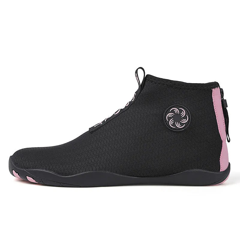Casual mid-top beach shoes in black and fluorescent green with a mesh upper and rubber sole.