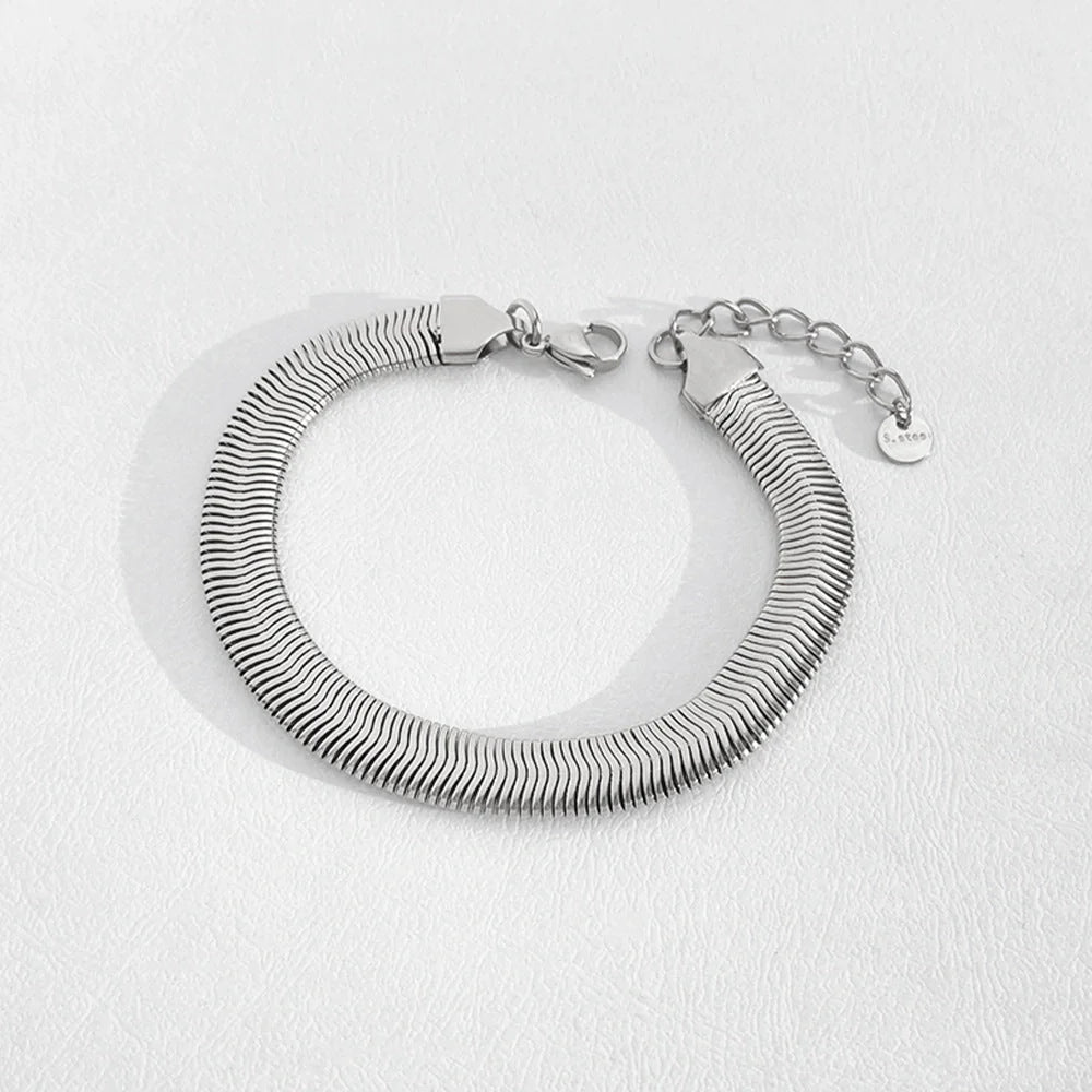 Elegant stainless steel electroplated women's bracelet with a simple design