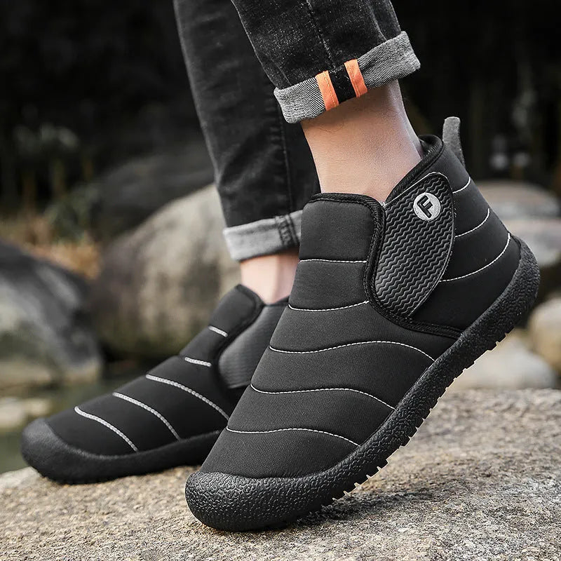 Men's snow boots in black with waterproof cotton upper and non-slip rubber sole for winter