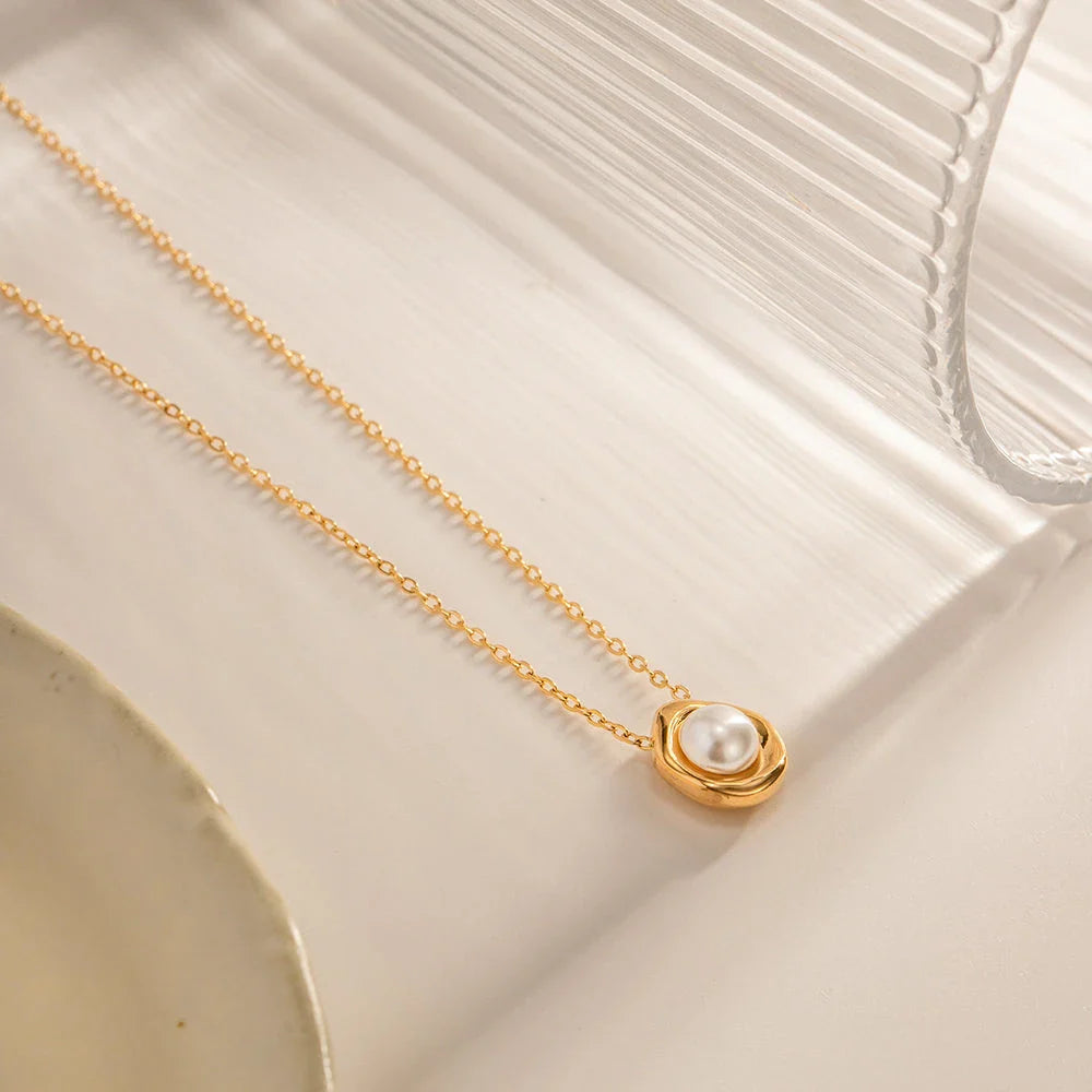 Elegant stainless steel pearl pendant necklace with a geometric design, perfect for women's fashion and everyday style.