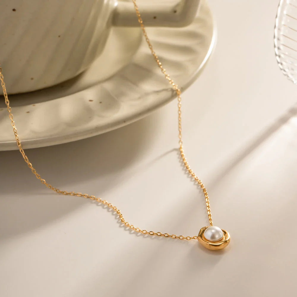 Elegant stainless steel pearl pendant necklace with a geometric design, perfect for women's fashion and everyday style.