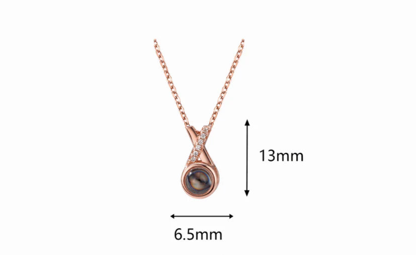 Fashionable minimalist clavicle chain necklace with captivating projection stone in gold, rose gold, and silver finishes