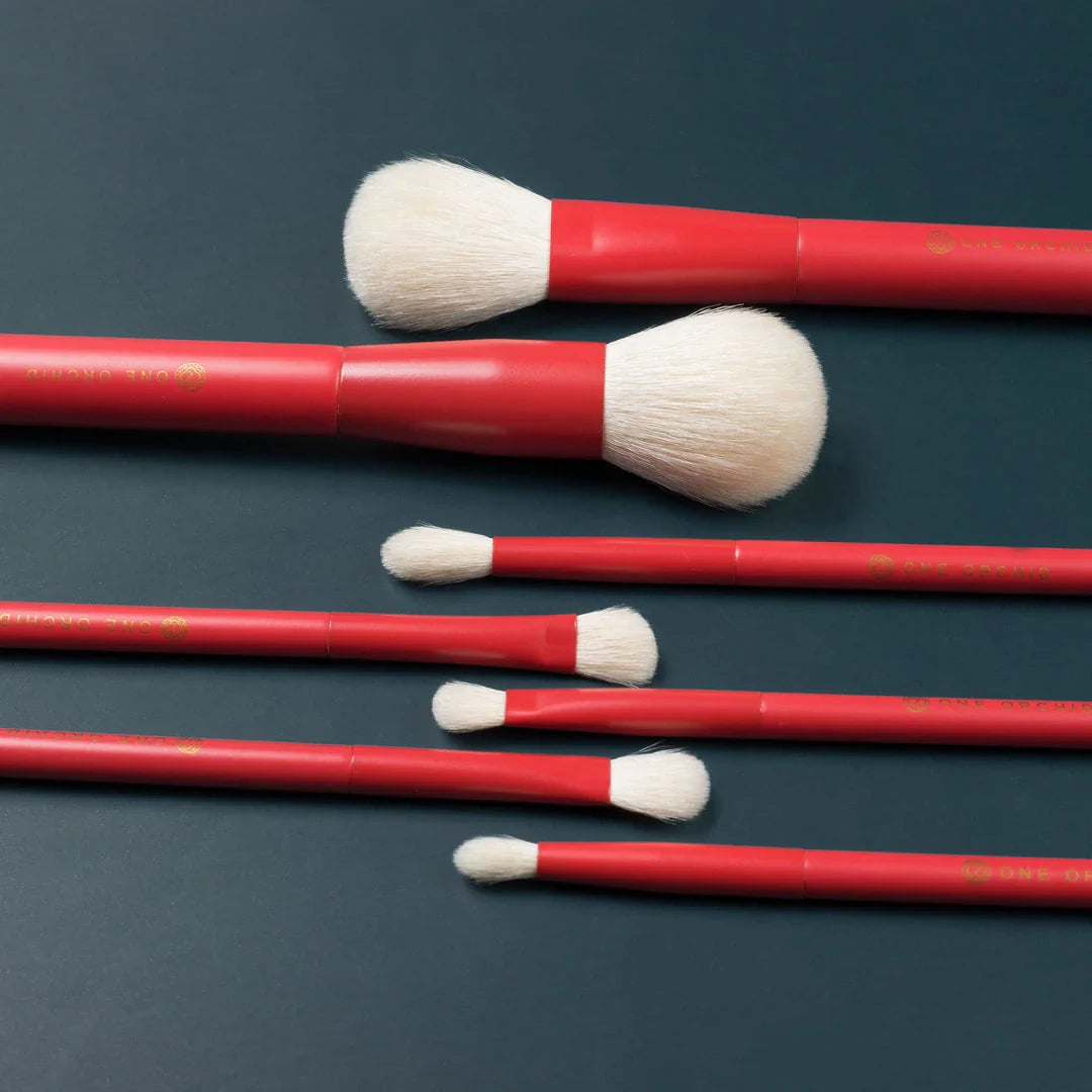 7-piece premium red makeup brush set with goat hair bristles, wooden handles, and aluminum ferrules for flawless powder, eye shadow, and blush application