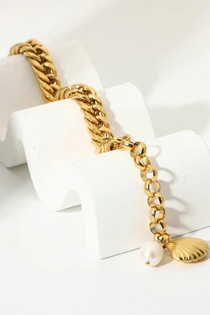 Elegant 18K gold-plated curb chain bracelet with a delicate pearl accent, made of durable stainless steel for long-lasting wear.