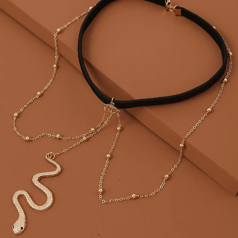 Glamorous Bohemian-style leg chain with snake pendant and metal beads, a unique and fashionable beach accessory