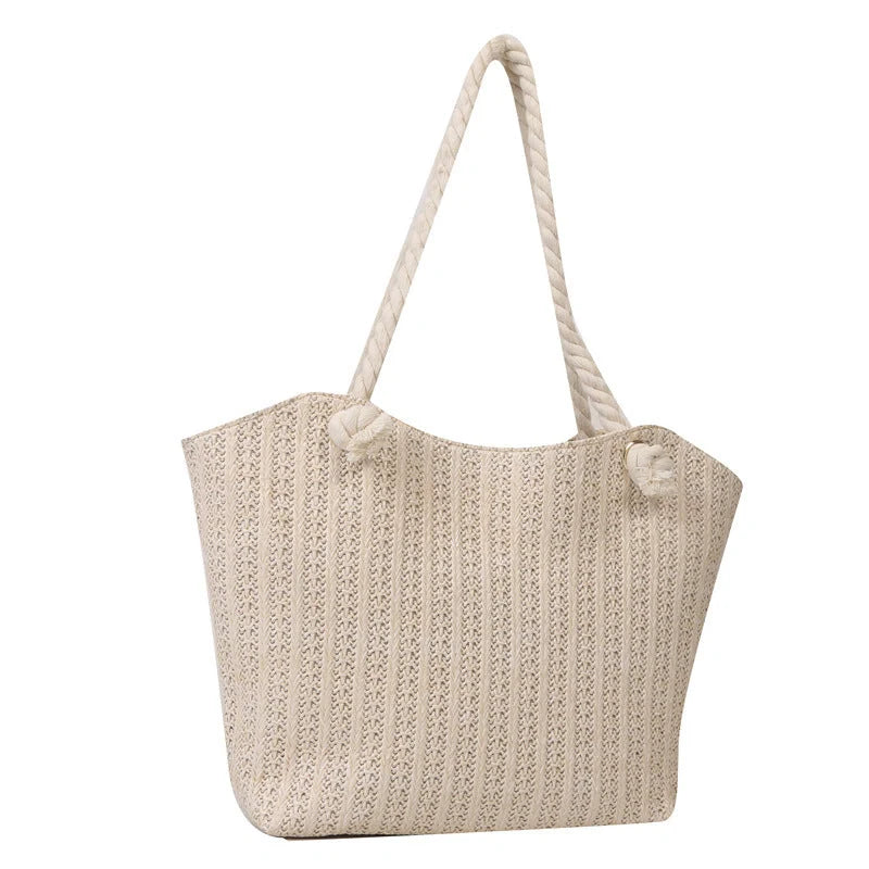 Stylish and spacious straw tote bag for women, featuring a timeless design and durable construction