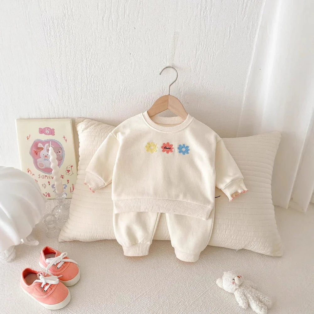 Light beige cotton sweatshirt and sweatpants set with small flower print for girls