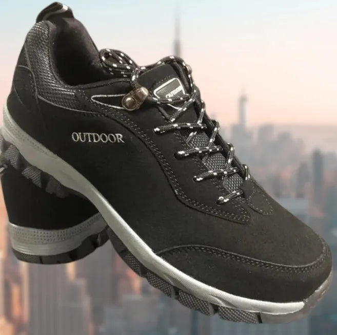 Men's low-top hiking shoes in army green with a cloth upper and flexible viscose sole.