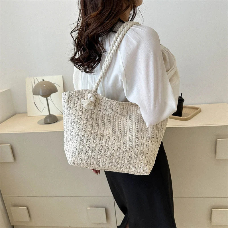 Stylish and spacious straw tote bag for women, featuring a timeless design and durable construction