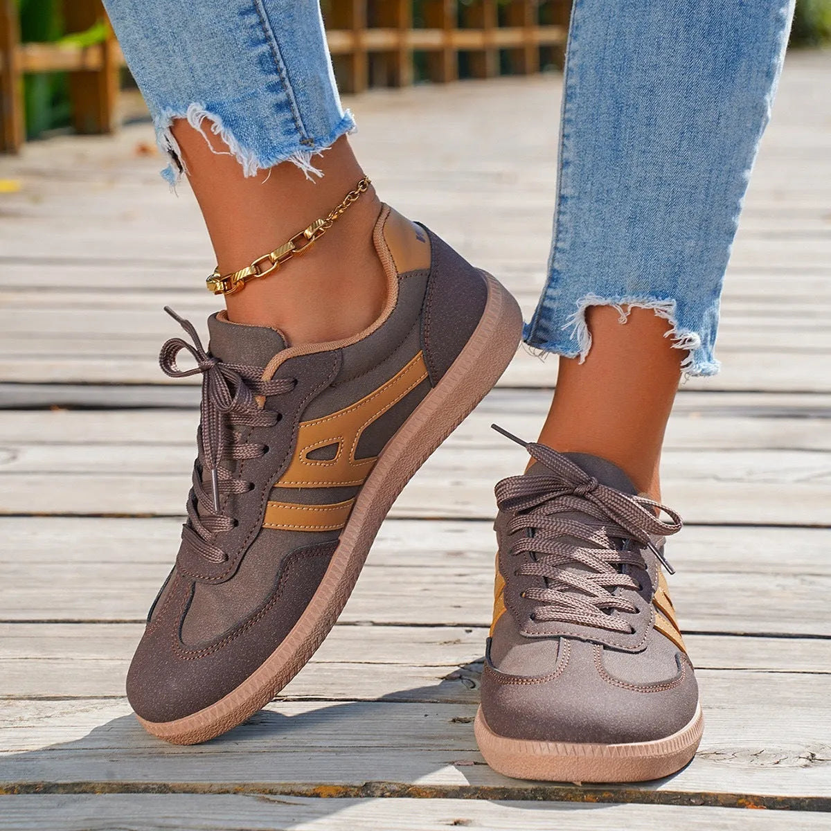Women's low-top casual sneakers in a round toe design with a lace-up front, shown in a selected colour.