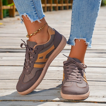 Women's low-top casual sneakers in a round toe design with a lace-up front, shown in a selected colour.