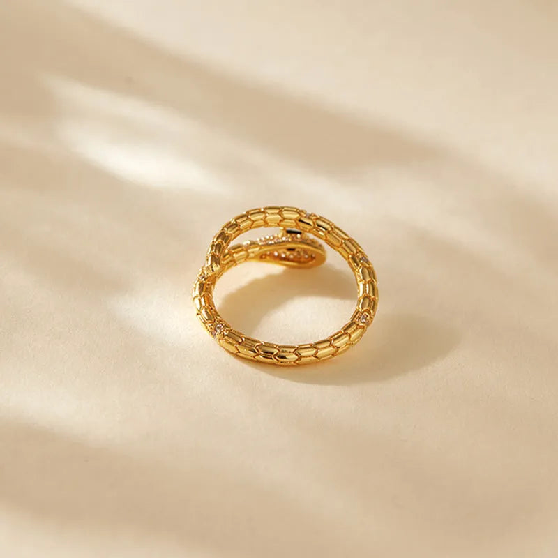 Adjustable snake-shaped index finger ring in gold colour with diamond treatment