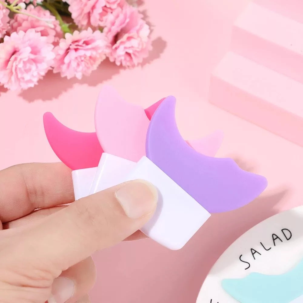 Multifunctional silicone eye makeup baffle for precise eyeliner and eyeshadow application