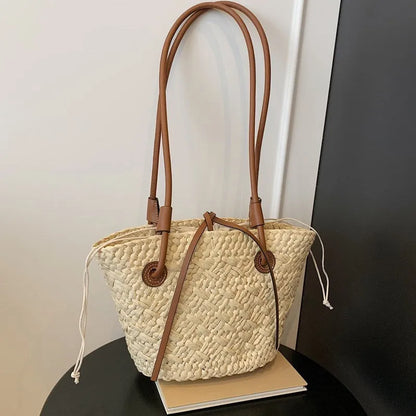 Large capacity woven shoulder bag in retro style with dual carrying options