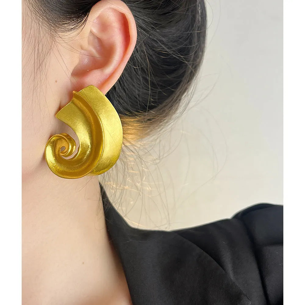 5cm geometric retro design ear studs in gold or silver electroplated finish