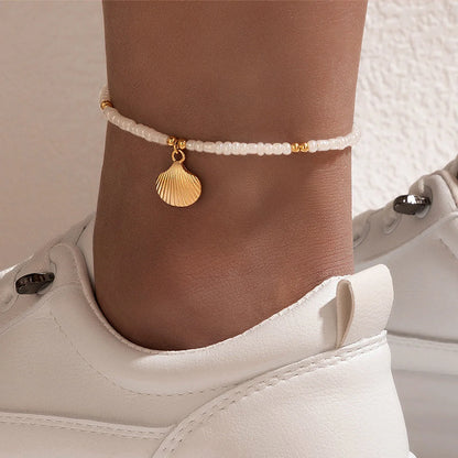 Stylish and adjustable beach shell anklet with bohemian-inspired design, perfect for adding a touch of coastal charm to summer outfits