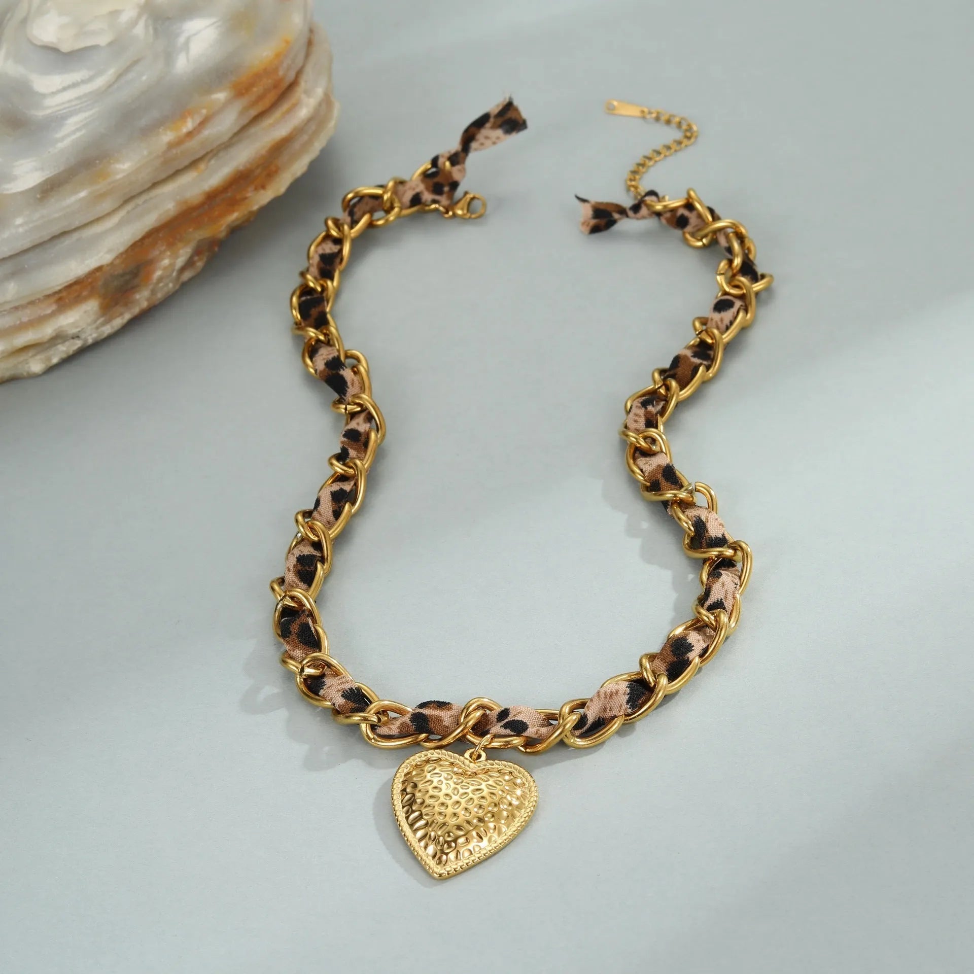 Stainless steel women's necklace with geometric leopard love pendant on 41-50cm chain