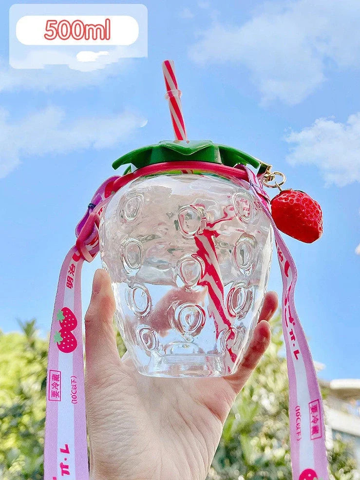 Cute 500ml kawaii strawberry water bottle with integrated straw, BPA-free PP plastic, 12cm tall, red fruit design for cold drinks