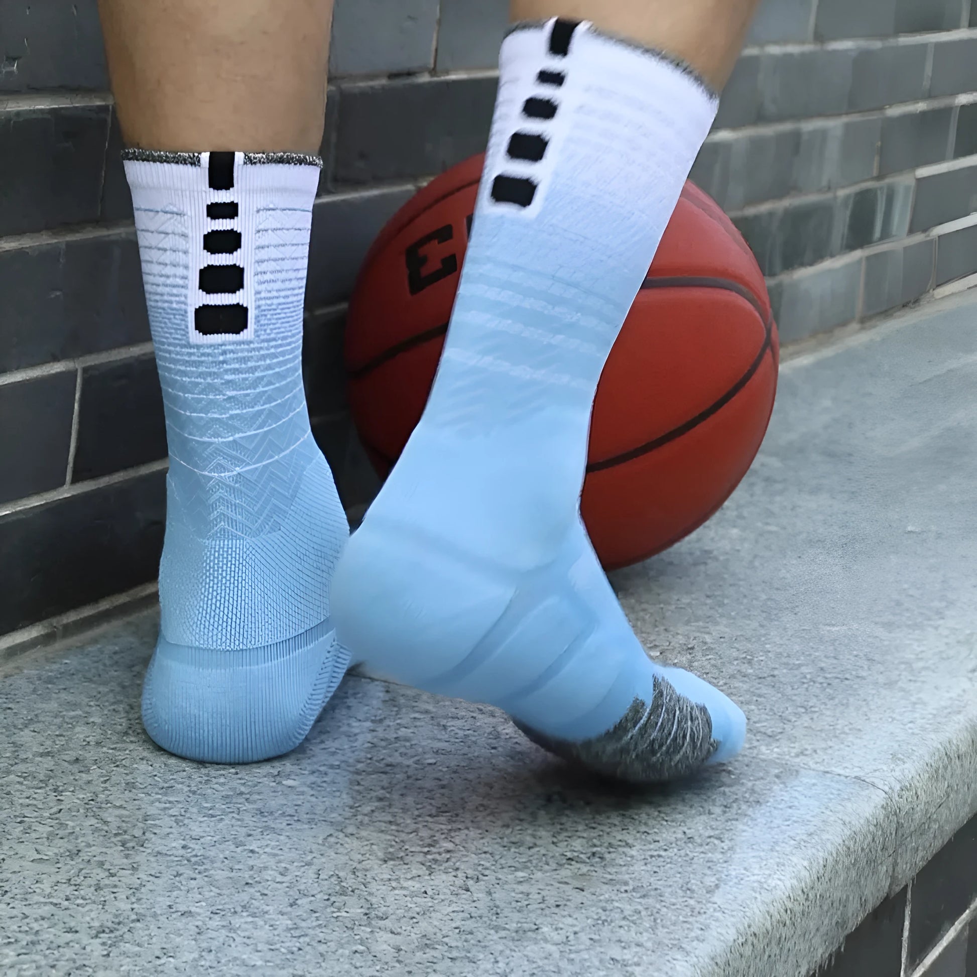 Professional cycling running socks in gradient colours with quick-drying polyester construction