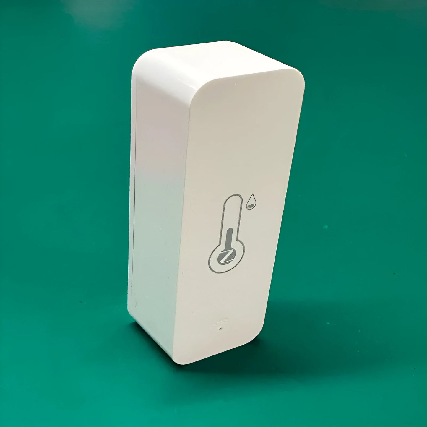 Compact white WiFi temperature and humidity sensor for smart home monitoring.