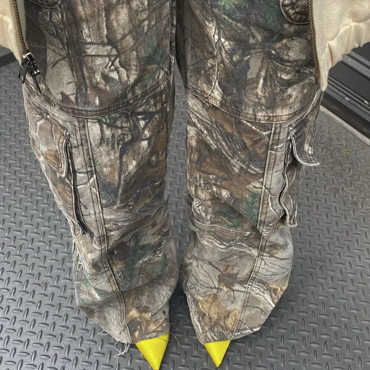 Women's casual camouflage cargo pants with multiple pockets for summer wear