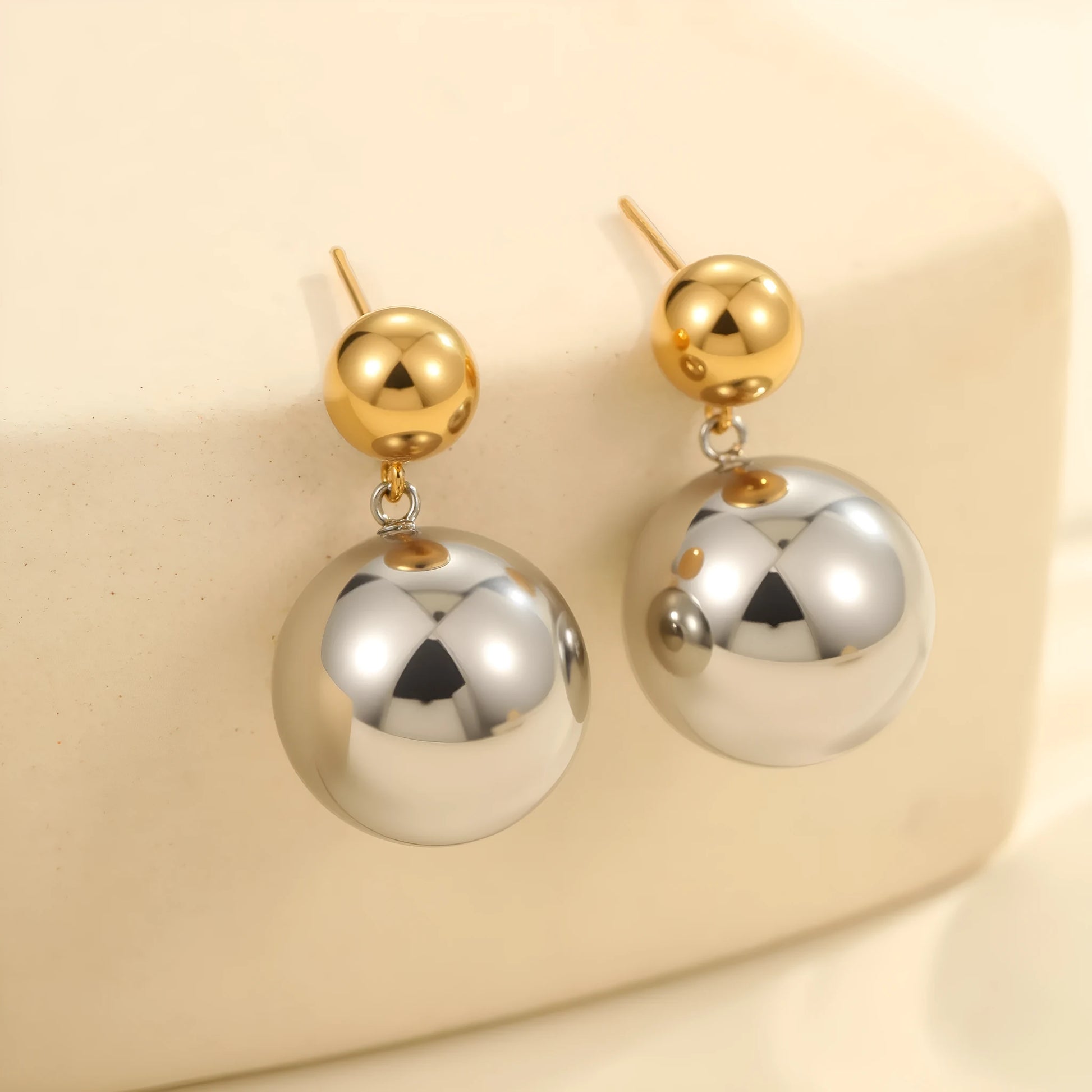 Geometric stainless steel ear studs with colour-block design and round bead elements