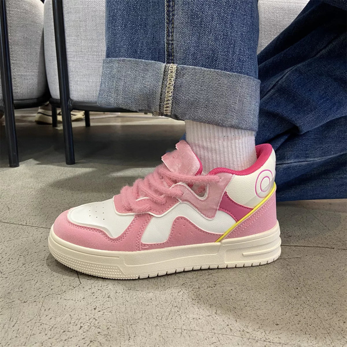 Women's high-top sneakers with color blocking and rubber sole