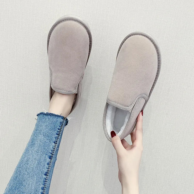 Fleece-lined flat snow boots with round toe design available in five colours with artificial wool lining