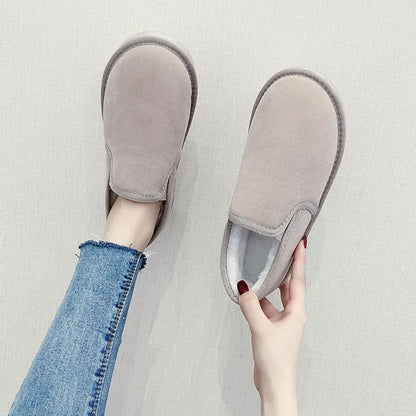Fleece-lined flat snow boots with round toe design available in five colours with artificial wool lining