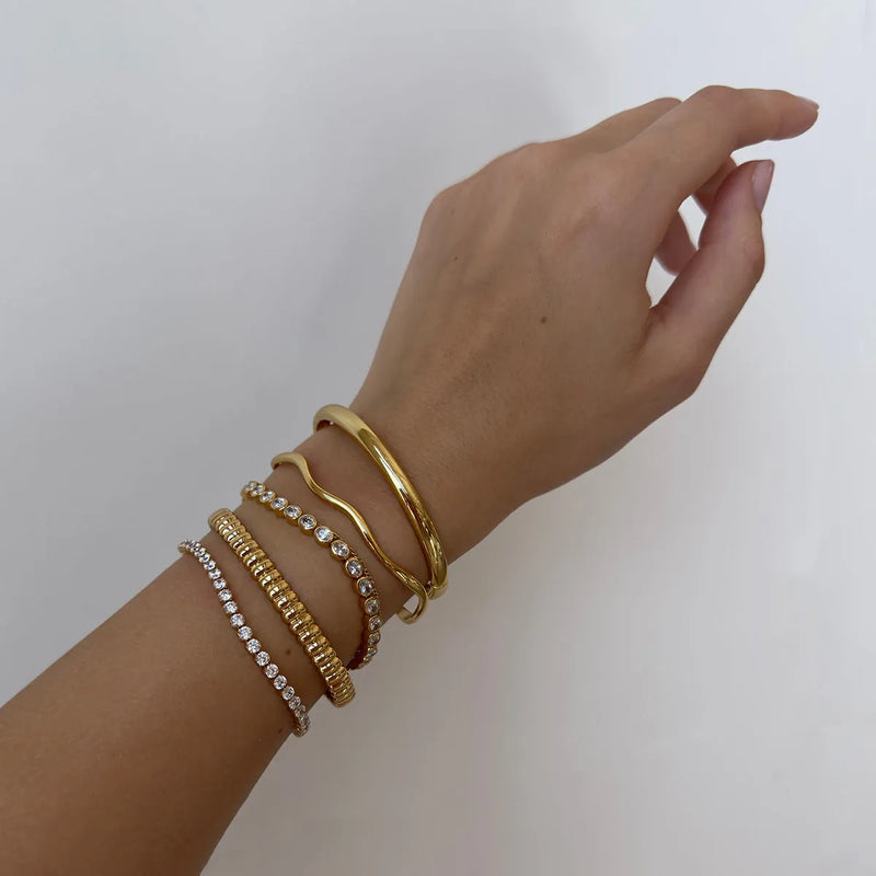 Stainless steel bracelet for women with electroplated finish in European and American style, ideal for adding metallic details to outfits in multiple colour options including silver, gold, rose gold and black