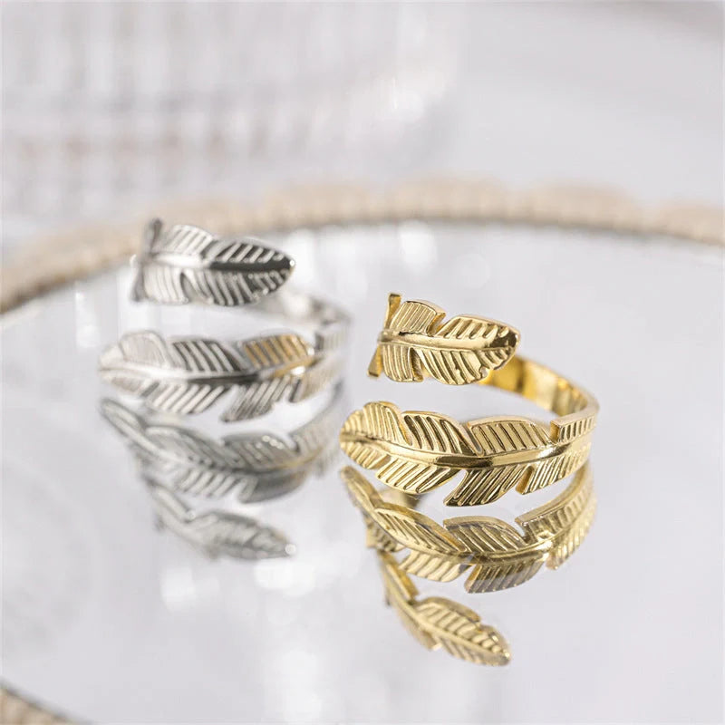 Adjustable feather ring in titanium steel with gold and silver options, featuring a unique handcrafted design.