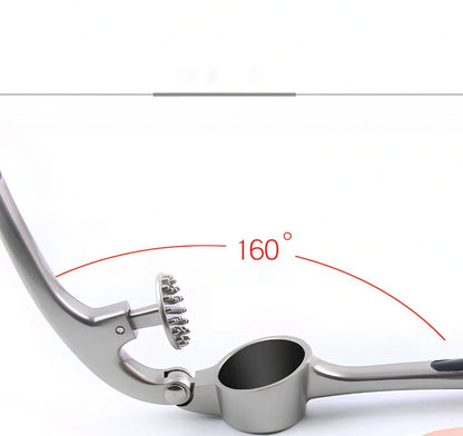 Manual garlic press with 17cm zinc alloy construction and long groove design for efficient garlic crushing