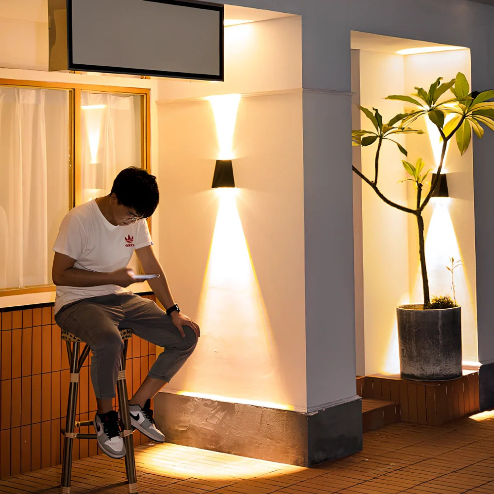 Solar outdoor corridor waterproof wall lamp in ABS with 2000mAh battery and IP66 rating for 6-12 hour LED lighting