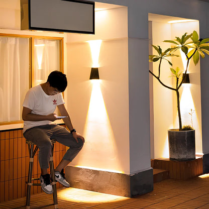 Solar outdoor corridor waterproof wall lamp in ABS with 2000mAh battery and IP66 rating for 6-12 hour LED lighting