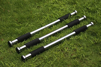 Steel indoor pull-up bar with horizontal bar and parallel bars, adjustable from 62 to 100 cm wide.