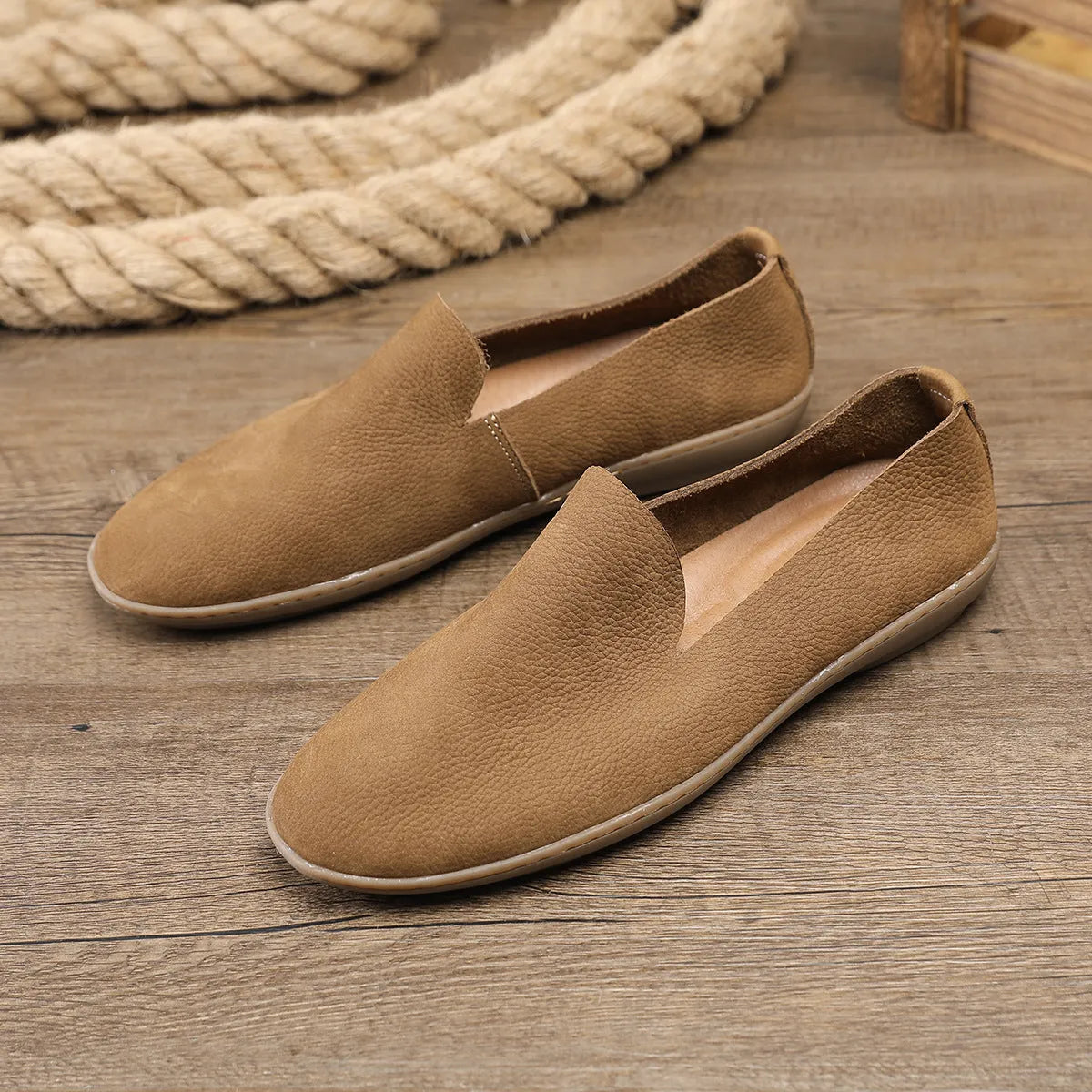 Men's handmade low-top shoes in khaki with wedge heel and rubber sole
