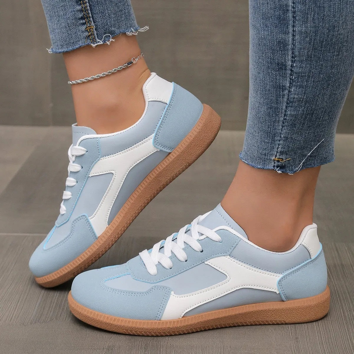 Women's low-top casual sneakers in a round toe design with a lace-up front, shown in a selected colour.