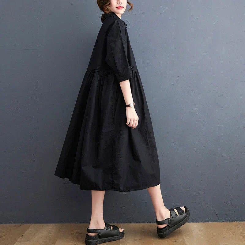 Chic casual loose dress in white and black colors with polo collar and short sleeves, made of premium linen fabric for a relaxed and comfortable fit