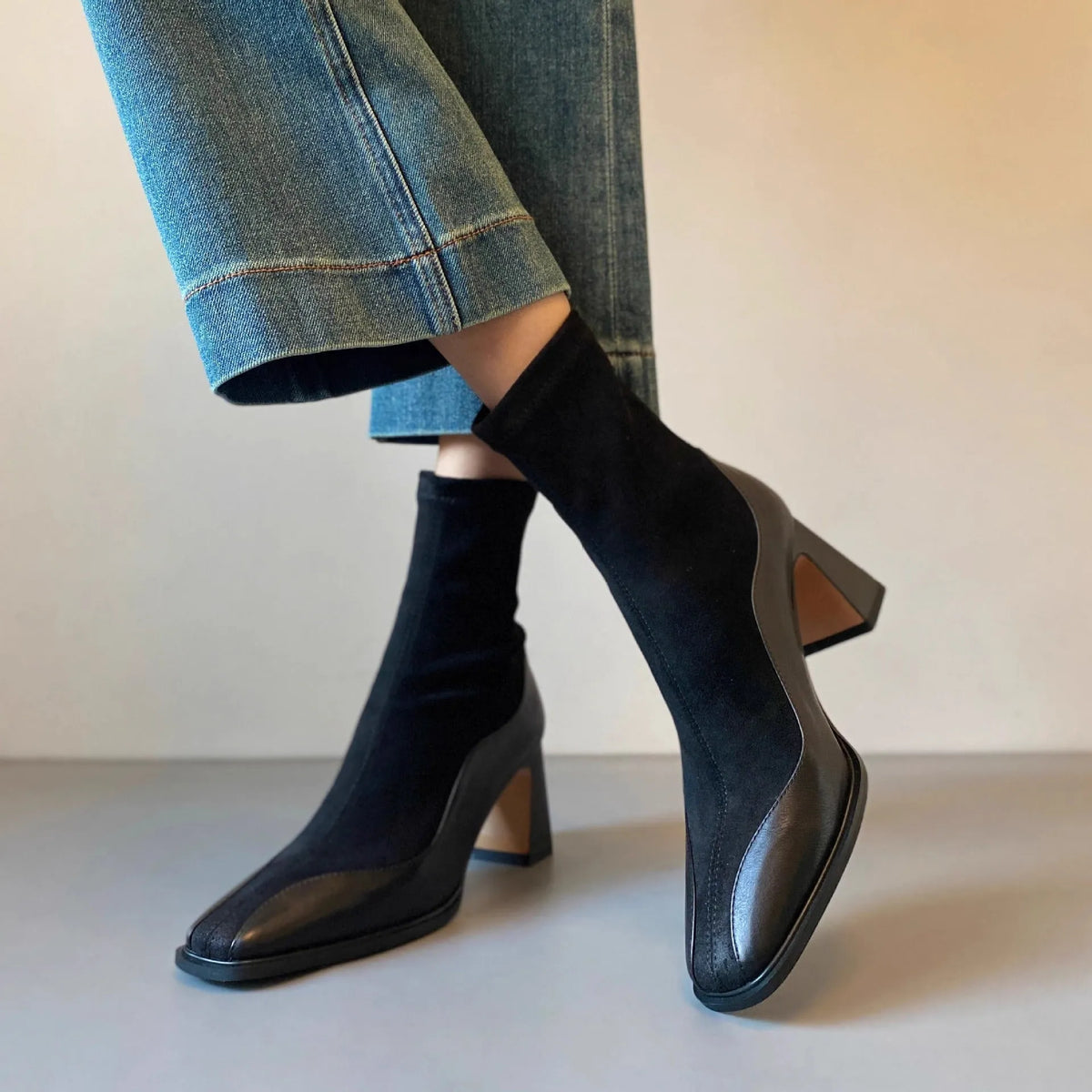 Women's retro suede short boots with chunky 6-8cm heel, square toe, back zipper, in brown or black