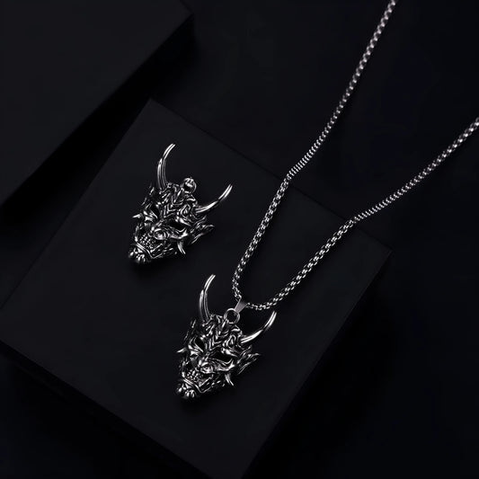 Men's vintage silver necklace with 40mm zinc alloy pendant showing electroplated finish