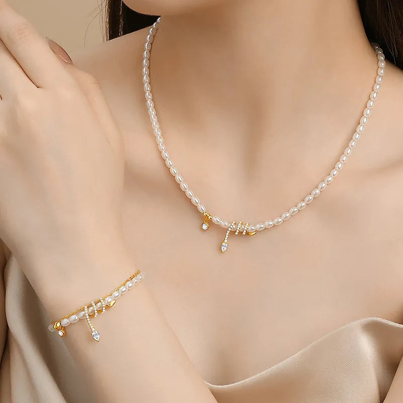 Pearl snake bracelet in 925 silver with electroplated gold or white gold finish and geometric animal design