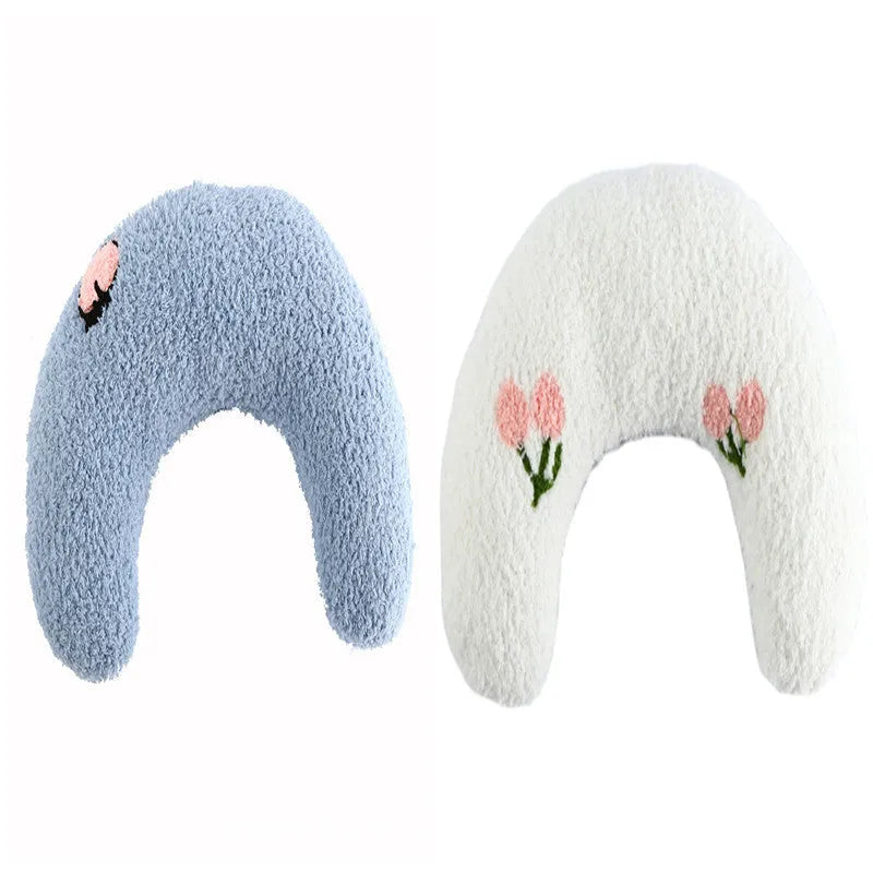 White U-shaped pet pillow measuring 27cm with raised rim supporting small cat's neck and back