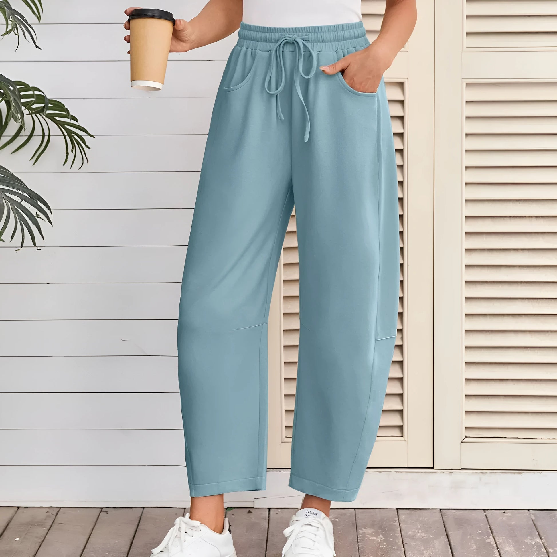 Loose fit cropped sweatpants in army green with an elastic drawstring waistband and side pockets.