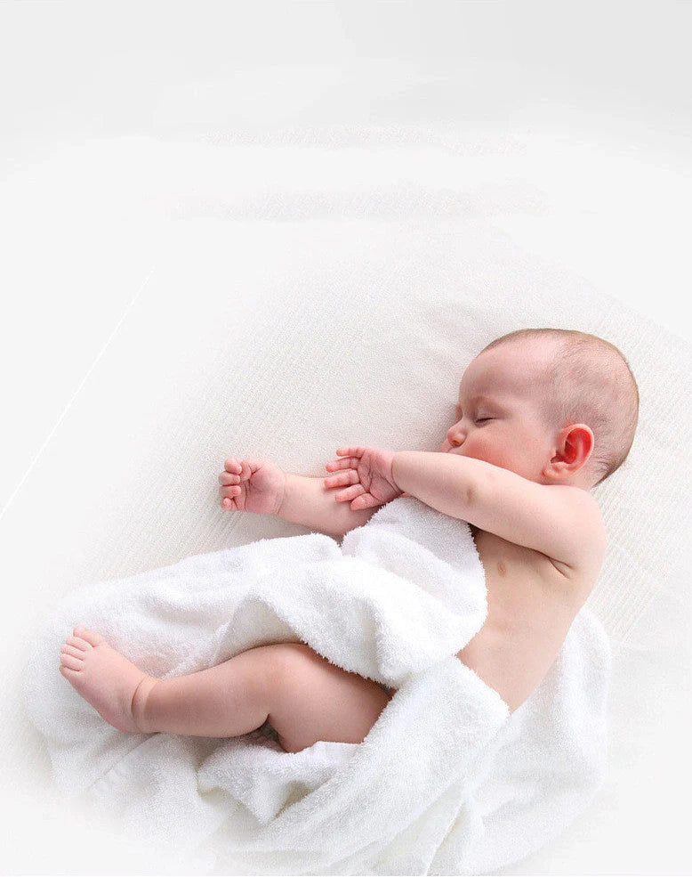 Pure cotton cartoon printed gauze quilt for infants measuring 120×110cm with polar bear design