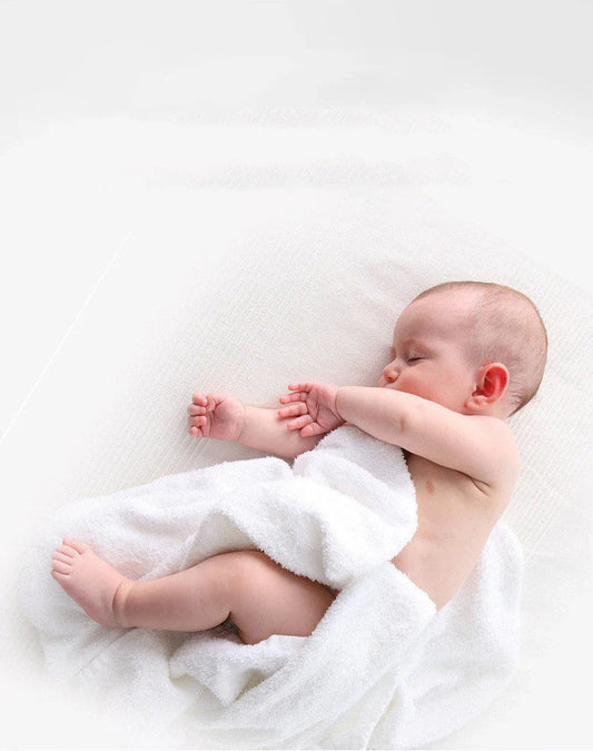 Pure cotton cartoon printed gauze quilt for infants measuring 120×110cm with polar bear design