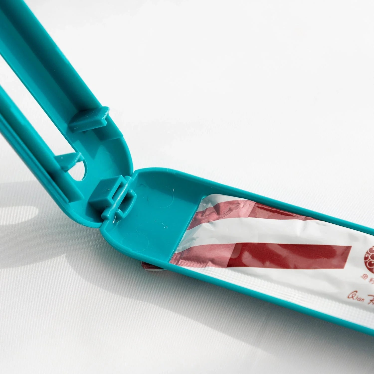 Hot Cat Strip Spoon Feeder for easy and clean pet feeding