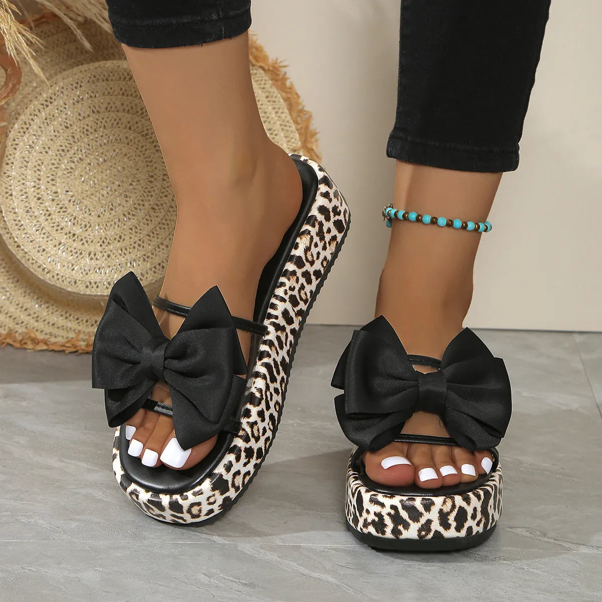 Women's leopard print beach slippers with thick soles in black retro style