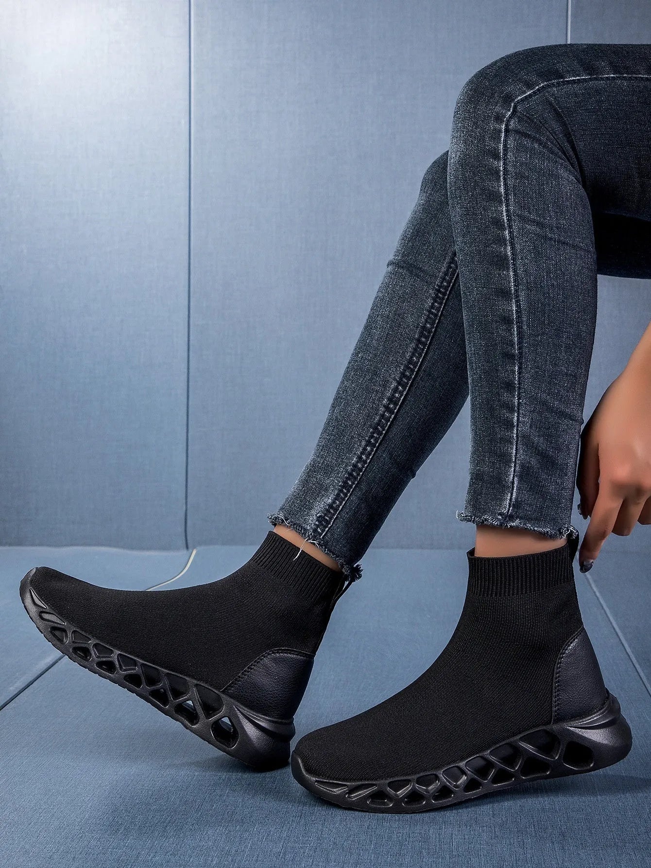 Women's casual ankle boot socks in breathable mesh fabric with flat sole