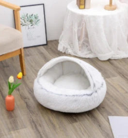 Cozy pet bed with plush and warm fabric for cats and dogs