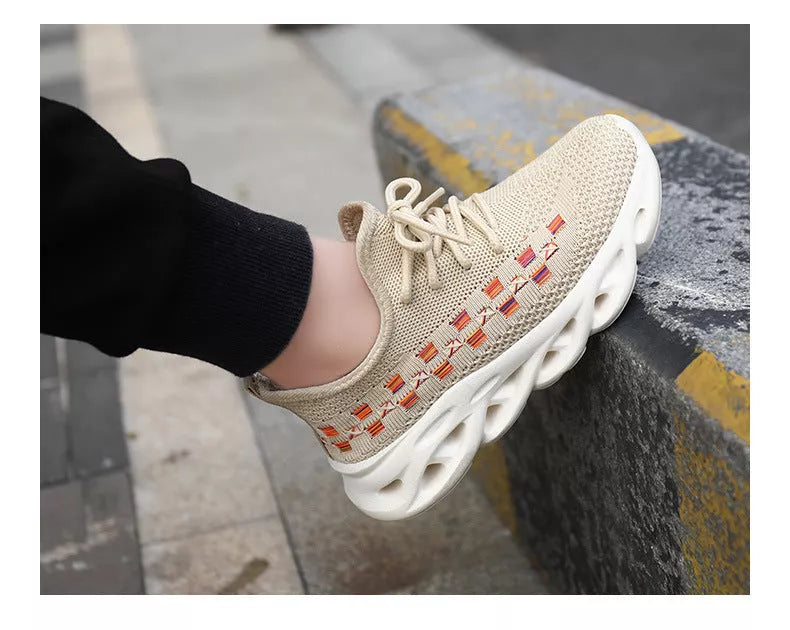 Girls' sports shoes with mesh ventilation in black, pink, and apricot